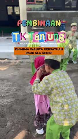 Pembinaan Taman Kanak Kanak Tanjung Kec. Pagu, Kab. Kediri menjadi lokasi kegiatan edukasi menyenangkan mengenai Kesehatan Gigi Anak Usia Dini bersama Dharma Wanita Persatuan RSUD SLG. Kali ini, drg. Maya berbagi ilmu dan praktik langsung cara menggosok gigi yang baik dan benar kepada anak-anak. Dengan pendekatan yang interaktif dan penuh keceriaan, diharapkan anak-anak bisa lebih semangat menjaga kesehatan gigi sejak dini 🦷🪥 Terima kasih atas sambutan hangat dari TK Tanjung dan semangat luar biasa dari anak-anak hebat hari ini!  Sampai berjumpa dilain kesempatan.