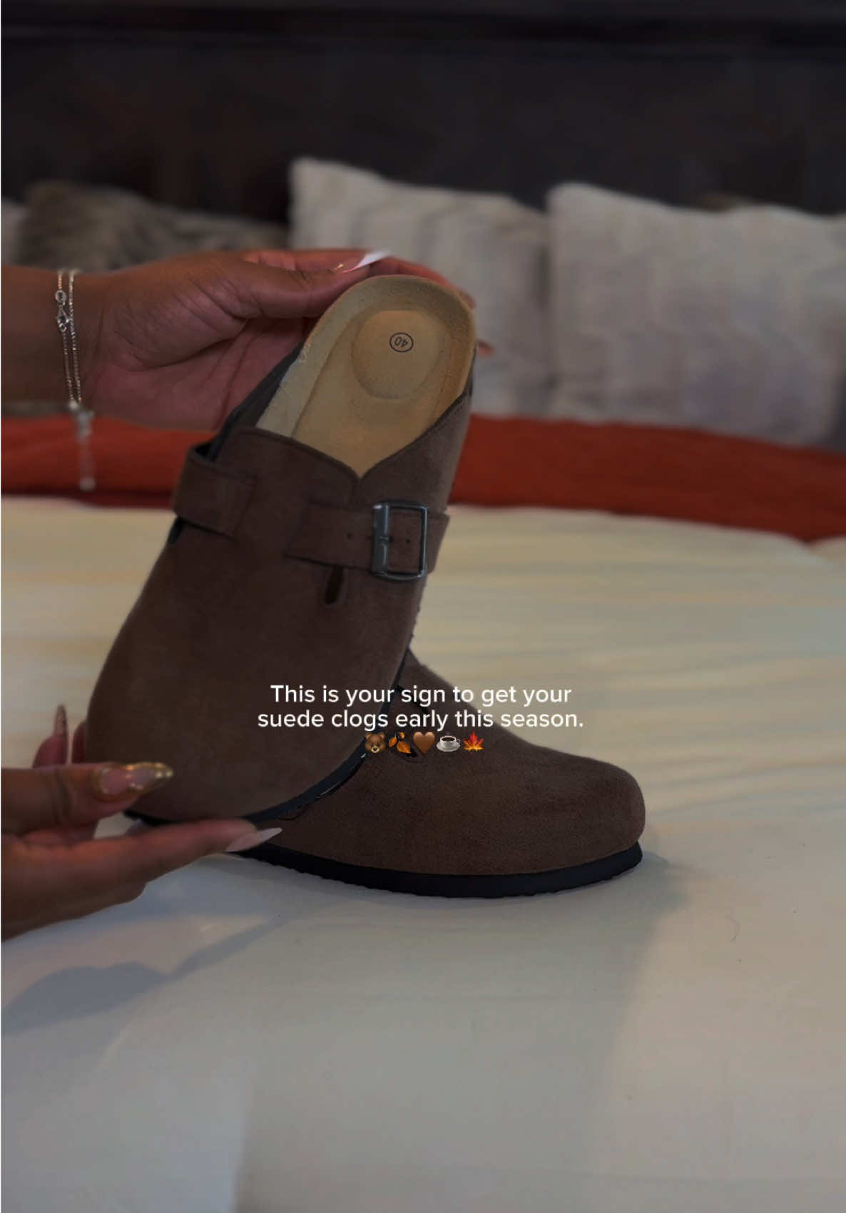 This is your sign to get your suede clogs early this season. 🍂🤎🍃 #tiktokshopcreatorpicks #browns #fallfashion #fallessentials #womensshoes #fallfavorites #fypage 