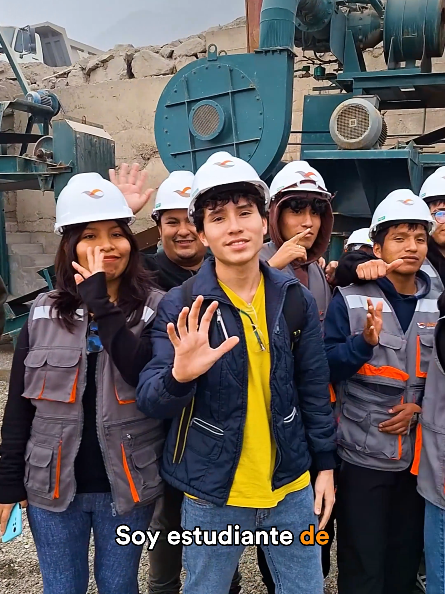 🚀 ¡Aprendiendo desde el campo! Estudiantes de Ingeniería Civil de la Autónoma visitaron SEOING y conocieron de cerca el desarrollo de proyectos reales de infraestructura vial. Una experiencia que potencia su formación y refleja el compromiso de la Autónoma con una educación conectada al mundo real. 🏗️ #ingenieríacivil #SEOING #Infraestructura #Autónoma #proyectos #vial #estudiantes #educacion #visita #académica