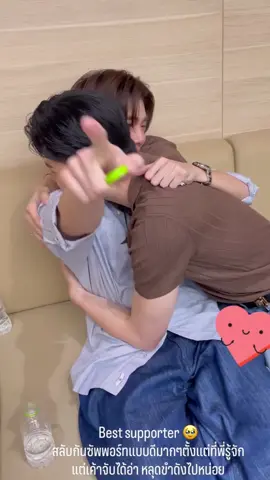 Ô hổ, bé mèo mít ướt 🥺 Khóc từ ngoài tới vào hậu trường ôm anh thút thít tiếp 😭 Pond vỗ về em tốt lắm luôn. THƯƠNG THƯƠNG PONDPHUWIN NHIỀU LẮM #pondphuwin #ปอนด์ภูวินทร์ #มหกรรมนิยายนานาชาติ2025xpp #ppnaravit #phuwintang #ponyie_ #xhhhhhhhhhhhhhhhhhhhhhhhhhhhhhhhhhhhhhhh 
