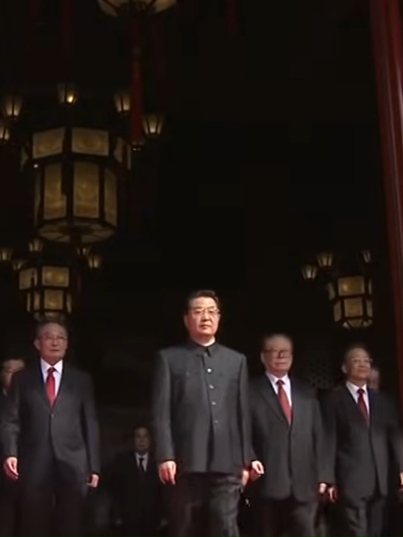 Tổng Bí thư, Chủ tịch nước, Chủ tịch quân ủy Trung ương Trung Quốc Hồ Cẩm Đào dẫn đầu Ban thường vụ Bộ chính trị Đảng Cộng sản Trung Quốc, khóa 17 xuất hiện tại lễ duyệt binh kỉ niệm 60 năm quốc khánh nước Cộng hòa Nhân dân Trung Hoa (1/10/1949-1/10-2009). Sau phần hát quốc ca, ông Hồ Cẩm Đào đã thực hiện nghi thức duyệt binh với tư cách là Chủ tịch Quân ủy Trung ương. Ban thường vụ Bộ chính trị ĐCS Trung Quốc khi đó gồm: Hồ Cẩm Đào, Ngô Bang Quốc, Ôn Gia Bảo, Giả Khánh Lâm, Lý Trường Xuân, Tập Cận Bình, Lý Khắc Cường, Hạ Quốc Cường, Chu Vĩnh Khang. #hocamdao #hujintao #tapcanbinh #xijinping #china #chinapresident #chinamilitary #military #militaryparade #duyetbinh #trungquoc #trungquocduyetbinh #chinese #chuvinhkhang #ZhouYongkang #xuhuongtiktok #xuhuong #xuhuong2025 #quockhanh #quockhanhtrungquoc