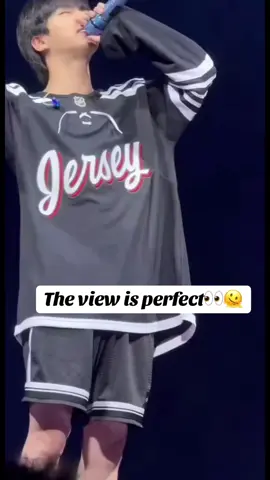 Jin love to raise his arm🤭 And the kings!ze saga continues..😜 #jinbts #seokjin #kingsize #bts #seokjin #RUNJIN #runseokjin_eptour 