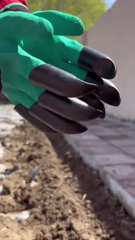 Luvas de jardinagem impermeáveis com garras embutidas. Ideais para cavar, plantar, remover ervas e manusear terra sem a necessidade de ferramentas extras. #luvas #jardinagem #horta #plantando #tiktokshopbrasil 