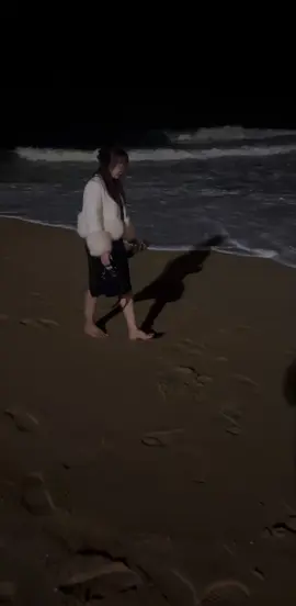 Cô ấy đã ở lại sau lần nói dối đầu tiên, Đã bao dung sau lần thứ hai, Đã cố gắng lắng nghe và thấu hiểu sau lần thứ ba, Và đã khóc đến cạn lòng sau lần thứ tư ... Cô ấy từng cố nhắc bạn về người con gái đã tin và trao trọn tim mình, từng cố gợi lại hình bóng người đàn ông mà bạn từng hứa sẽ trở thành. Cô ấy trao bạn những cơ hội, tin vào bạn ngay cả khi chính bạn đã không còn tin chính mình. Nhưng tình yêu, dù sâu đậm đến đâu, cũng không thể tồn tại khi chỉ có một phía cố gắng. Người ta không rời đi chỉ vì một lần sai, mà vì những lần xin lỗi bắt đầu lặp lại như một bài hát cũ, vì lời hứa mãi không đi kèm hành động, vì nỗi đau dần trở thành chuyện hiển nhiên. Vậy nên... đừng nói cô ấy từ bỏ quá dễ dàng. Chính bạn, người đã thử thách lòng kiên nhẫn tới tận cùng, khiến cô ấy không còn con đường nào để ở lại.