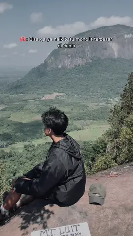 Gunung Kelam terletak di Kabupaten Sintang, Kalimantan Barat, dengan ketinggian mencapai 1.002 meter di atas permukaan laut. Gunung ini merupakan salah satu batu monolit terbesar di Asia Tenggara, terbentuk dari satu bongkahan batu granit raksasa. Tidak seperti gunung berapi, Gunung Kelam terbentuk dari batuan granit padat yang menjulang sendiri di tengah kawasan hutan tropis Kalimantan Barat. Menurut cerita masyarakat Dayak setempat, batu raksasa ini dulunya dilempar oleh seorang tokoh bernama Bujang Beji, namun jatuh sebelum sampai tujuan dan membentuk Gunung Kelam seperti yang kita lihat sekarang. Selain nilai geologis dan budaya, kawasan ini juga menjadi habitat tumbuhan langka seperti anggrek hitam. Saat ini, Gunung Kelam menjadi salah satu destinasi pendakian dan wisata alam unggulan di Sintang. #1002 #GunungKelam #bukitkelam  @atapborneo_adventure_ 