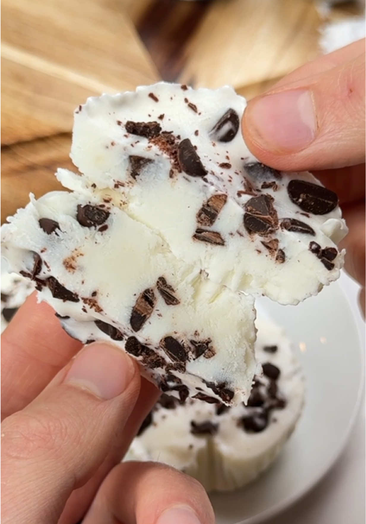 Say “YUM” if you would eat these High Protein Frozen Yogurt Bars 😋🙌 How to make them: Blend 1 cup yogurt, 1/2 cup milk (or unsweetened almond milk), 3-4 tbsp sweetener, 1/8 tsp xanthan gum & 1-2 tbsp heavy cream.  Pour in greased, lined muffin cups and freeze for a couple hours. Take them out and enjoy! Pro tip: Allulose helps the texture a lot if you aren’t using a sugar based sweetener 👍