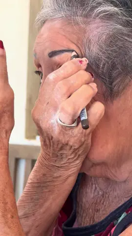 increíble tutorial de make up para cejas, por favor vean el hack pa que queden bien #makeup #humor #abuela #fyp 