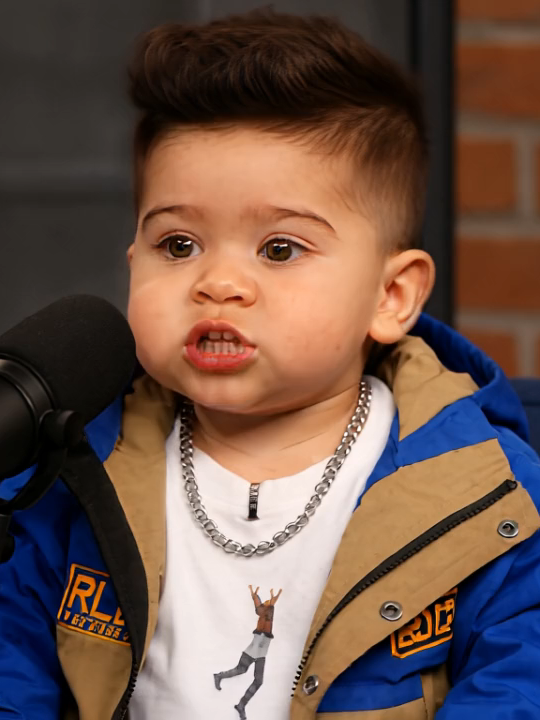 Zé Felipe versão bebê está com o estilo em dia! Mesmo mini, ele já esbanja atitude com corrente, jaqueta estilosa e aquele olhar curioso de quem nasceu pra brilhar. Microfone na frente e carisma de sobra! 🍼🎤✨ #ZéFelipe #BebêEstiloso #MiniArtista #PodcastKids #FofuraTotal