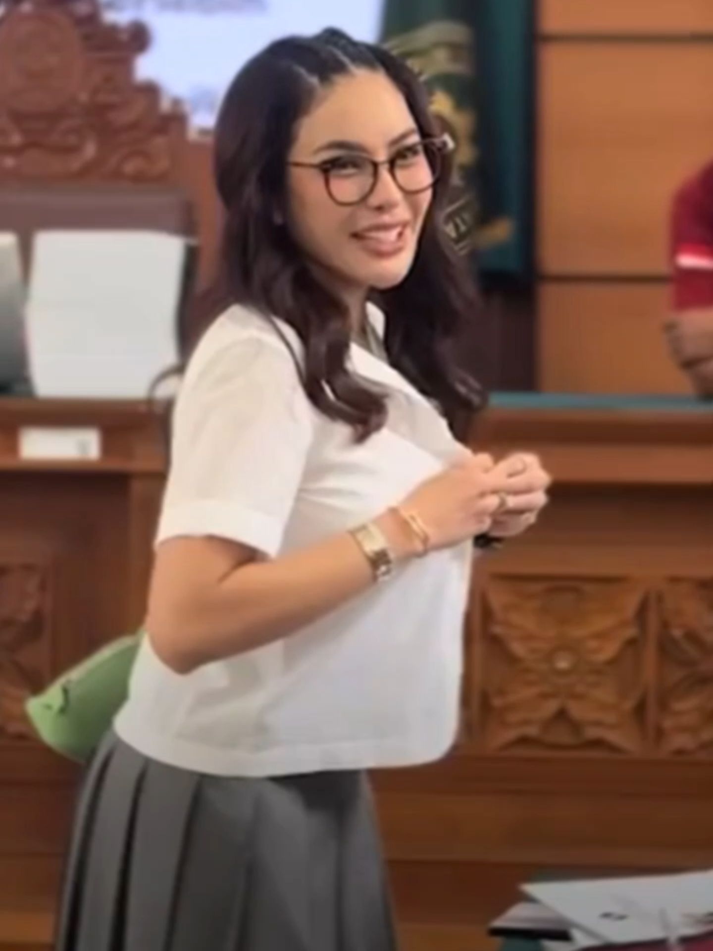 Penampilan Nikita Mirzani di Sidang Reza Gladys Bikin Heboh! Sindiran Halus? Nikita Mirzani kembali curi perhatian di sidang kasus pencemaran nama baik melawan Reza Gladys. Tampil dengan rok abu-abu mencolok dan high heels hijau terang, netizen menilai ini bukan sekadar gaya! Apakah ini sindiran terselubung? Saksikan selengkapnya penampilan heboh dan kehadiran dr. Oky Pratama sebagai saksi.  #NikitaMirzani #RezaGladys #BeritaSelebritis #Infotainment #SidangArtis #PengadilanJaksel #FashionSelebritis #ViralHariIni #ArtisIndonesia