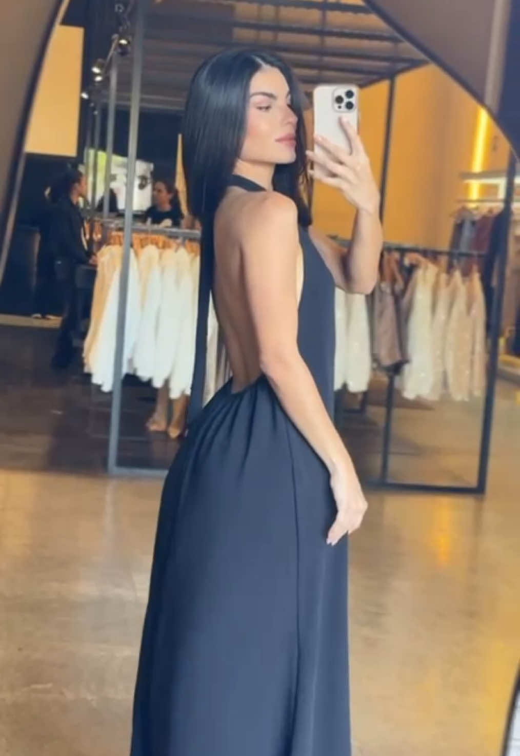 Olha o decote desse vestido 🤌 - App Vizinho @y.oficial_ ✨ Compre em nosso site www.yoficial.com.br ( link na Bio ) ou 12 Lojas Físicas ou  Vendedora Luisa (31) 99718-0483  Vendedora Ingrid (31) 99784-2651  Use o cupom “PRIMEIRACOMPRA” e ganhe 10%OFF na sua primeira compra.