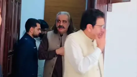 قائد حزبِ اختلاف ڈاکٹر عباداللہ خان اور وزیر اعلیٰ علی آمین گنڈا پور کی اہم ملاقات  قائد حزبِ اختلاف صوبائی اسمبلی ڈاکٹر عباداللہ خان اور وزیر اعلیٰ خیبر پختونخوا علی آمین گنڈا پور کے درمیان ایک اہم ملاقات ہوئی۔ ملاقات میں باہمی تعلقات کو مضبوط بنانے، عوامی فلاح و بہبود، اور حکومتی و اپوزیشن جماعتوں کے درمیان بہتر ہم آہنگی پر تبادلہ خیال کیا گیا۔ ڈاکٹر عباداللہ خان نے کل ہونے والے اسمبلی اجلاس میں لائن آرڈر سچویشن پر اپوزیشن کے تحفظات سے آگاہ کیا اور کہا کہ امن و امان کا قیام حکومت اور اپوزیشن دونوں کی مشترکہ ذمہ داری ہے۔ وزیر اعلیٰ نے اس موقع پر تعاون کی یقین دہانی کرائی اور کہا کہ حکومت تمام اسٹیک ہولڈرز کو ساتھ لے کر چلنے پر یقین رکھتی ہے۔ ملاقات خوشگوار ماحول میں اختتام پذیر ہوئی اور عوامی مفاد میں مل کر کام کرنے کے عزم کا اعادہ کیا گیا۔ جبکہ دوسری جانب جمعیت علمائے اسلام ف کے سینئر رہنما و ایم پی اے اکرم خان درانی نے بھی ڈاکٹر عباداللہ خان سے ان کے چیمبر میں ملاقات کی۔