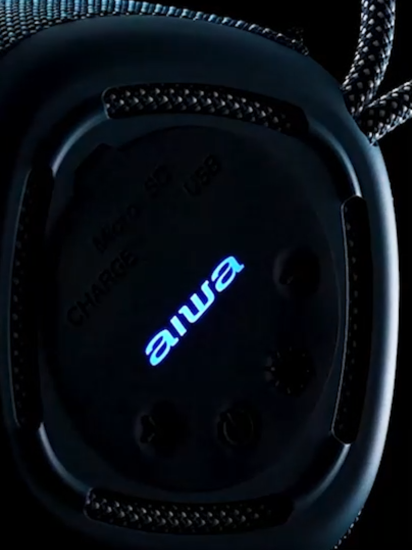 A  Speaker AWS-SP-03 Blue te acompanha por onde for! 💙 15 W de potência + proteção contra respingos para seguir o seu ritmo! #aiwa #aiwabrasil #speaker #speakeraiwa