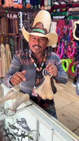 llegaron los huevos con su surron original a Talabarteria Arámbula 🐴🤠#huevos #huevoscartoon #toros #tacos #de #criadillasdetoro🐮🐮 #platillosmexicanos #sombreroloco #dondimadon #vaquero #durango #yo #el_chepe_de_zktks #fenadu #videoviral #paratii 