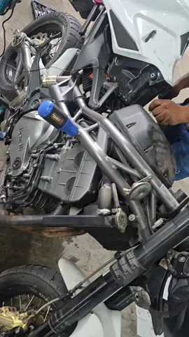 nos llego amazonas  para restauración  de cremallera y servicio de scaner . acá benelli  garage  6 meses guardada.. ya poniendo a tono y a rodar