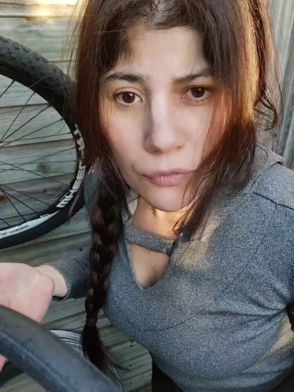 rotina vamos consertar o pneu da bicicleta #minharotinanaoficina #consertandopneu #minharotinadacasaeoficina #concertando #consertandobike #oficinadebikes #mulhernaoficina #mulhernaoficinamecanica #mulheresquetrabalham #soumecanica #orgulhodesermecanica #maosnagraxa #rotinadaoficinafazendorevisaonabike #rotinadaoficina 