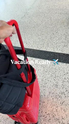 Rolling into vacation mode like… 😌🧳  @BÉIS #travel #fyp #beis #catchingflights #travelday #travelessentials #airports 