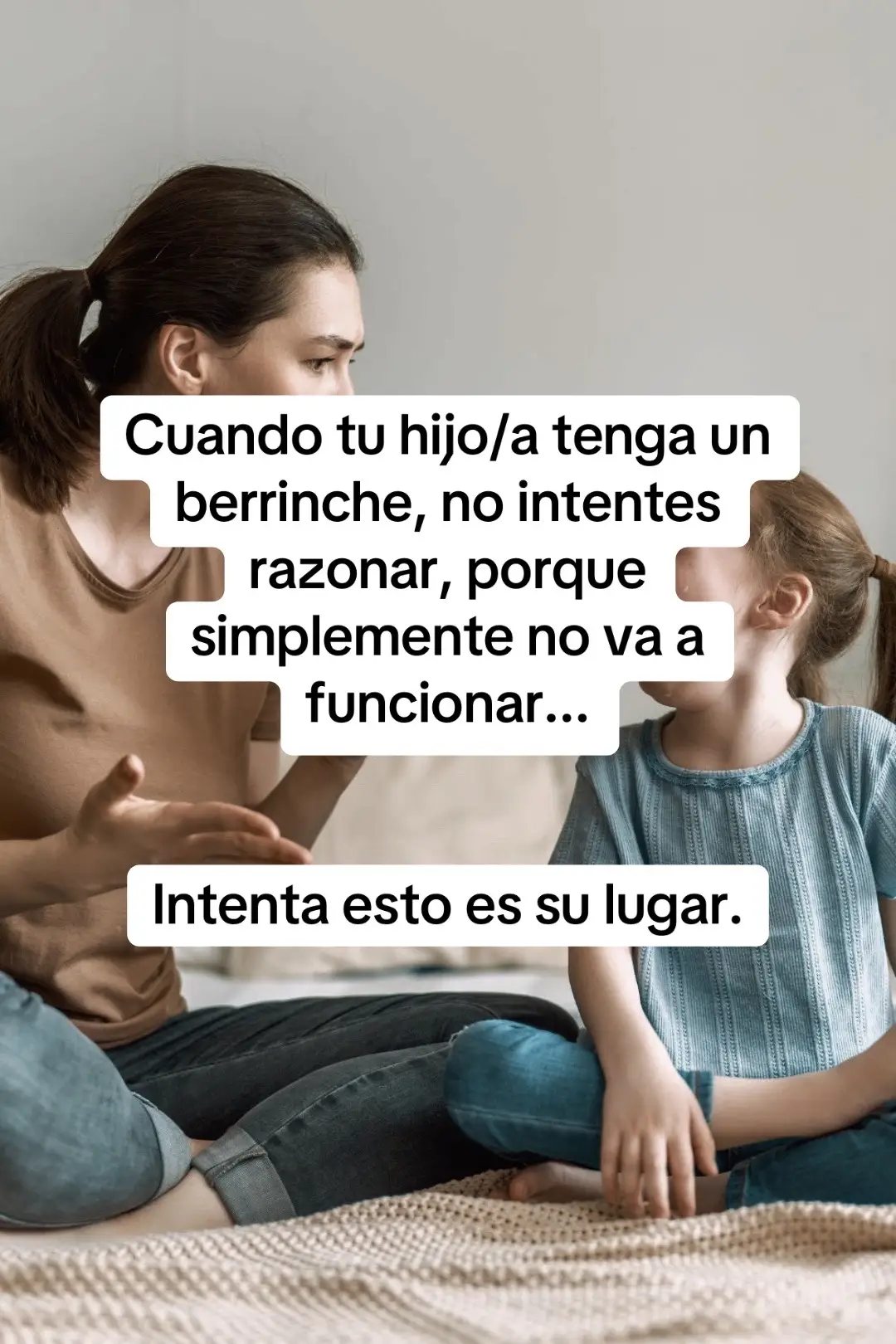 Recuerda: Cuando tu hijo esté desregulado, no intentes enseñarle a la primera. Conéctate... Una sola pregunta puede ser el puente.  . #CrianzaRespetuosa #CrianzaConsciente #SanarParaCriar #conexion #autoestima 