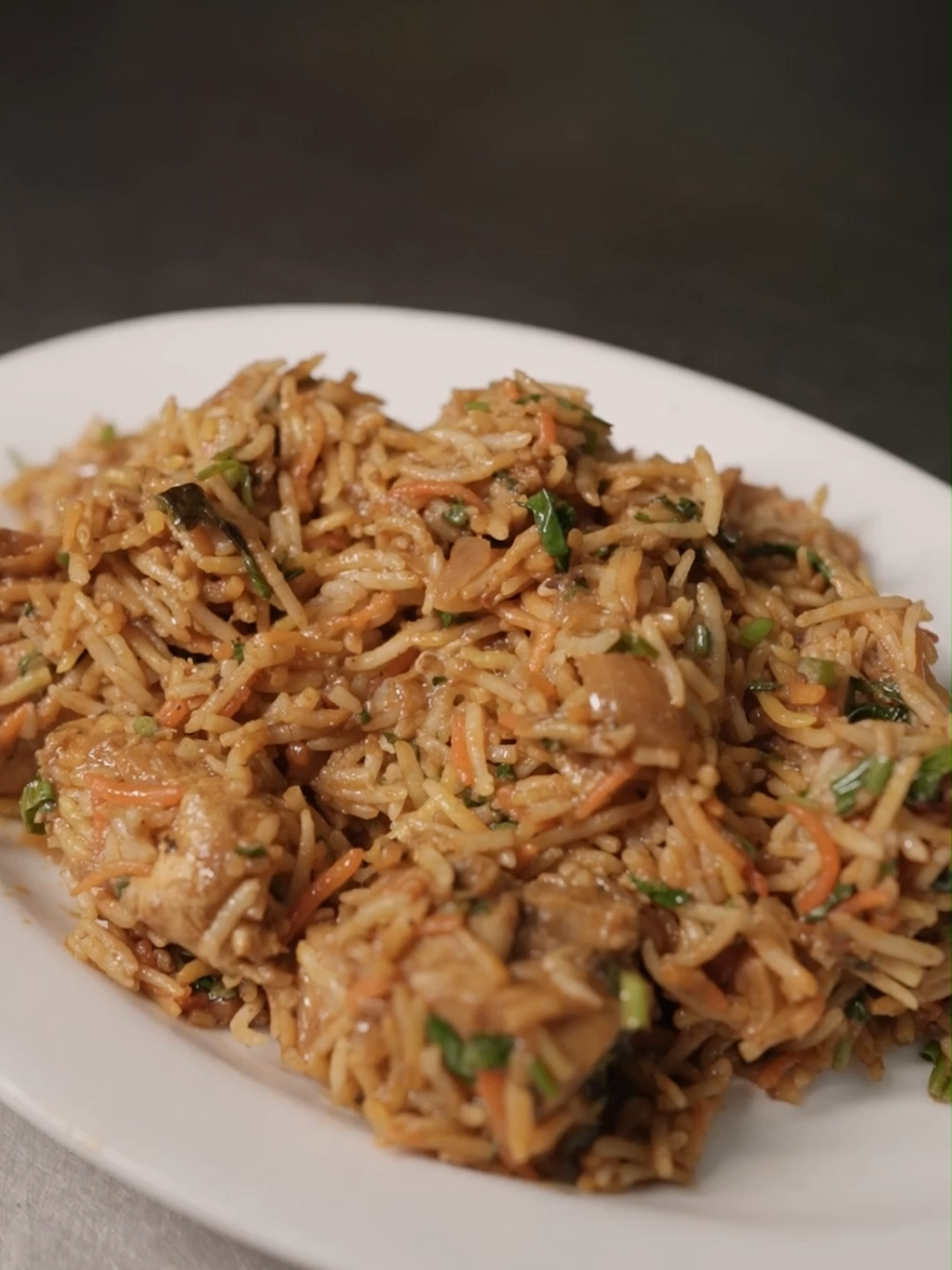 🍚🔥 El arroz frito: rápido, sabroso y lleno de historia Nació en China como una forma de aprovechar todo. Hoy es un plato icónico que se reinventa en cada región. 🥢 Con arroz, huevo, vegetales y un toque de salsa de soja… el sabor está garantizado. ¿Ya lo probaste? #ArrozFrito #CocinaChina #SaboresDeChina #TradiciónEnCadaBocado #WokStyle