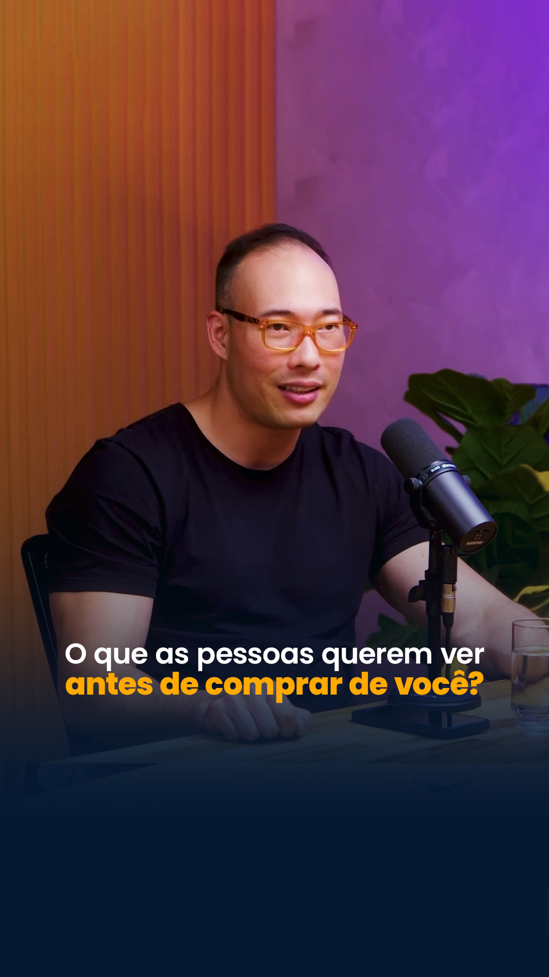 Como aparecer nas buscas das redes? 📝 Se as pessoas estão procurando pelo que você vende, sua marca precisa ser encontrada — e não só pelo seu perfil. Hoje, o comportamento do consumidor envolve procurar produtos, serviços e marcas diretamente nas redes sociais. Mas aqui está o ponto cego: elas não querem ver só o que você diz sobre si — querem ver o que os outros dizem sobre você. Isso muda completamente a lógica da sua presença digital. 📊 A partir de agosto de 2024, o Google passou a indexar conteúdos nos mecanismos de busca. Isso significa que o texto da sua legenda, as palavras que você usa e até as hashtags têm peso direto no seu alcance orgânico. E mais: o Google criou uma aba exclusiva para vídeos curtos como Reels, TikTok e Shorts — usando justamente as primeiras linhas da legenda como preview. Ou seja, legendas otimizadas são ativos estratégicos para visibilidade. 📈 Mas visibilidade por si só não gera confiança. O que consolida sua autoridade é a prova social. Quando alguém fala bem de você, posta um relato real ou compartilha uma boa experiência, isso tem mais peso do que qualquer autopromoção. Por isso, incentive seus clientes a criarem esse tipo de conteúdo. Aparecer nas buscas hoje em dia é menos sobre o que você publica e mais sobre o que os outros dizem sobre você. 💬 Construa uma legenda que conversa com seu público, que seja relevante, que traga valor real e convide à interação. Isso cria um campo semântico rico, ajuda o algoritmo a entender sobre o que você fala e aumenta sua chance de ser recomendado para quem ainda não te conhece. Faz sentido?