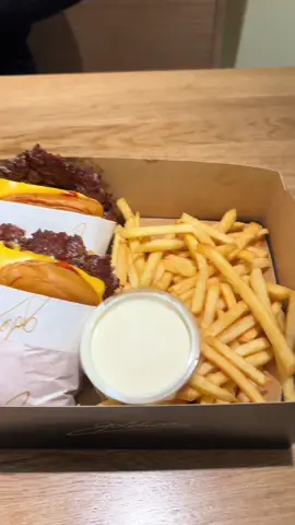Goldies Düsseldorf Test! Zurecht der gehypteste Smashburger Deutschlands? #fy #goldies #smashburger #foodtour #FoodTok #foodblogger #tiktokgermany #düsseldorf #dickunddicker #viral #fürdich 