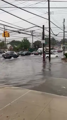 BREAKING: Flash flooding along Hylan Boulevard near Midland Avenue. Severe thunderstorms have been making their way across Staten Island on Thursday afternoon, leaving some roads drowning in floodwater. For more, click the link in our bio. (🎥: Luke Peteley) #statenisland #siny #statenislandny 