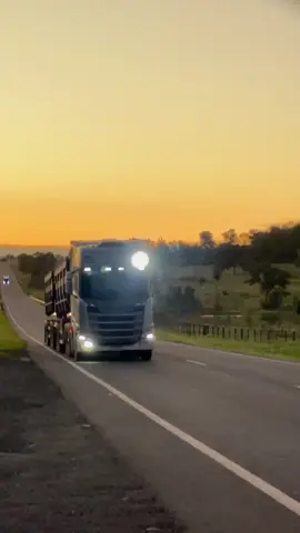 quatro naves, uma só sintonia 😎🚛🌪️🌪️🙅🏻‍♂️👽👽 @Marcos Melquíades  . . . . . . . . . . . #caminhoneiros #jogodeluzes #caminhoes #caminhao #caminhoesqualificados #galeradohorario #scania 