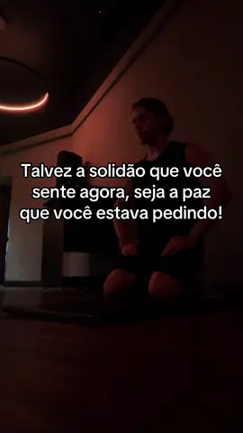Talvez a solidão veio afim de quebrar algo para você poder refazer! Até o mal tem o seu lado bom.. você apreciaria a alegria de não conhecesse a tristeza? Pensa nisso! 