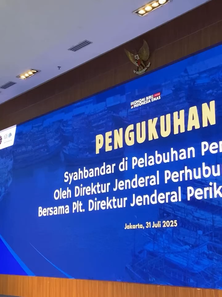 Tugas mulia, pemegang kunci strategis memastikan keselamatan pelayaran. Yap, mereka lah Syahbandar di pelabuhan perikanan. #SahabatBahari sebanyak 30 Syahbandar di pelabuhan perikanan telah resmi dikukuhkan oleh Dirjen Perhubungan Laut dan Plt. Dirjen Perikanan Tangkap. Selamat kepada para Syahbandar yang telah dikukuhkan, semangat dan sukses mengemban tugas 💪🏻🔥