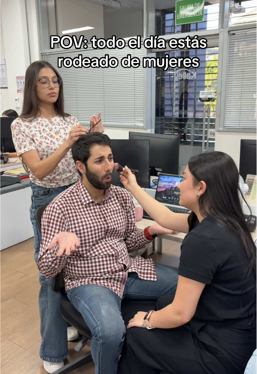 Todo el día está rodeado de mujeres… y aún así niega que se sepa todos los chismes antes de que salgan del grupo de WhatsApp 😂☕️ Ese wey anda de chismoso, pero con estilo ✨📠 Cuéntanos, ¿quién es el informante oficial en tu oficina? 👀👇 #humor #oficina #trend