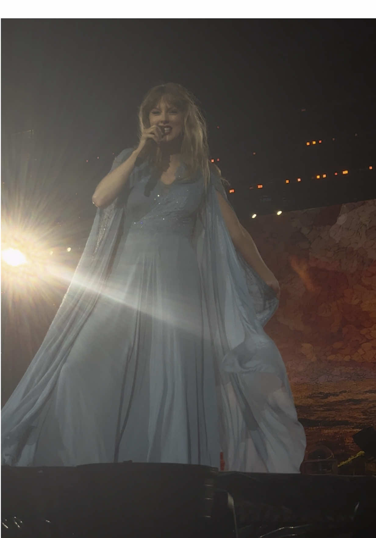 the way her face lit up 😭 @Taylor Swift #taylorswift #TSTheErasTour #august #folklore #swiftie 