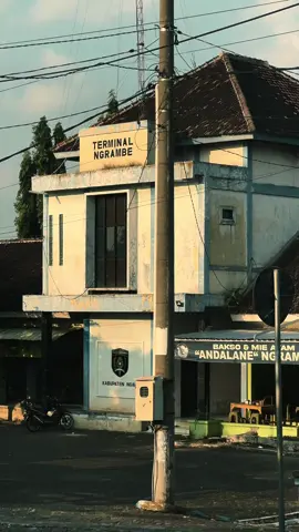 Terminal Ngrambe adalah pusat pemberhentian bus dan angkutan kota di kawasan Ngrambe, Jawa Timur. Lebih spesifiknya, terminal ini berfungsi sebagai titik transit utama bagi berbagai jenis angkutan umum, termasuk bus dan angkot, yang beroperasi di wilayah Ngrambe dan sekitarnya. #ngrambe #fyp #ngawi24jam #solo24jam #jogorogo 