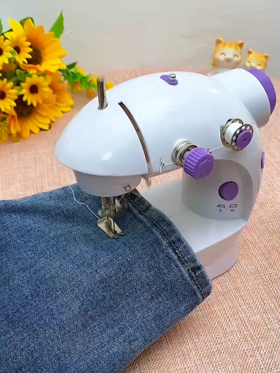 A melhor máquina de costura portátil aqui do tiktok Shop. #maquina #costura #roupas #moda #costureira 