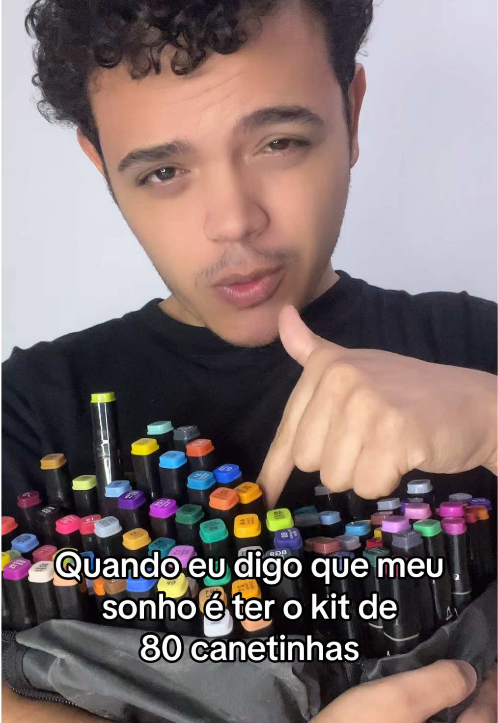 Quem aí sonha em ter um kit de canetinha de 80 cores também? Que tal tornar esse sonho em realidade.  #canetinha #arte #bobbiegoodsart  #tiktokshop #fy #canetinhas #desenho #promocao 