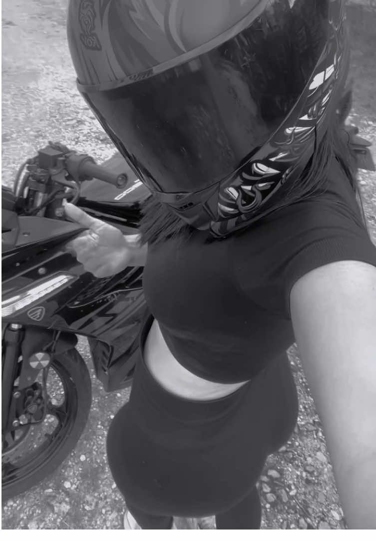 Mi negrita❤️‍🩹 #rt200 #paratiiiiiiiiiiiiiiiiiiiiiiiiiiiiiii #parati #foryou #parati #biker #bikergirl 