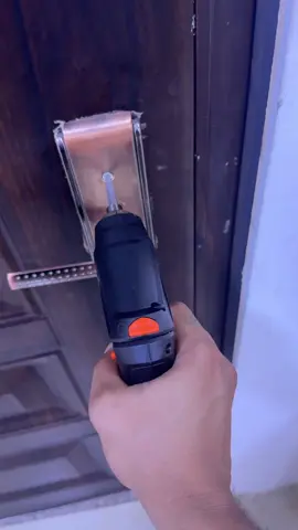 لا تتعب نفسك بعد! 🔧 مفك البراغي الشحن راح يختصرلك الوقت والجهد! سواء تركب أثاث، تصلّح جهاز، أو تشتغل بزوايا ضيقة – هذا المفك الكهربائي يخدمك بكل زاوية: - يشتغل ببطارية قابلة للشحن USB-C، ويكملك شغل بدون توقف. - دورانه يوصل 200 لفة بالدقيقة – سريع وفعّال. - بيه LED يضوّي المكان، وتكدر تعدّل وضعيته حسب الحاجة (مستقيم أو مسدس). - يجي وية جنطة كاملة بكل رؤوس المفكات والبرينات وأداة مرنة للزوايا. خفيف، عملي، وسهل تخزنه بأي مكان – مفك ما تستغني عنه ببيتك! احجزه وخلّي شغل الصيانة يصير أسهل ✨