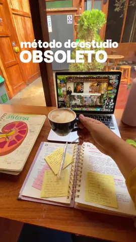 Anotar todo lo que dice el profesor es un método de estudio OBSOLETO, ¿lo sabías? En 2022, Michelle Miller, profesora de psicología por la Universidad de Arizona del norte, demostró que no hay evidencia científica que respalde que el anotar TODO te ayude a aprender (la teoría de que escribiendo aprendemos más que tecleando, no tenia sustento lógico y estaba mal planteada), pero lo que sí tiene mucho respaldo científico es el PRACTICAR CON MÉTODOS ACTIVOS COMO CUESTIONARIOS RÁPIDOS Y REPASOS CONTINUOS. ✅ La premisa principal es que en vez de estar tratando de escribir todo lo que diga el profesor, te enfoques en prestar atención y para que no pierdas el contenido que el docente menciona, puedes grabar un audio de clase. Aquí te presento Ideashell, una app que toma CUALQUIER AUDIO DE TU CLASE y lo transforma en resúmenes, flashcards, cuestionarios e incluso, puedes preguntarle cualquier cosa o pedirle que te haga diversos materiales como si fuera CHATGPT y lo hace en segundos. Si no entiendes algo, te lo explica, si quieres un reajuste en tus resúmenes, lo hace, si quieres que te haga un examen y te evalúe también lo hace. La IA puede usarse adecuadamente, invierte tu tiempo en estudiar y practicar en vez de resumir. No se trata solo de aprobar, también de aprender. ¡Usa este tip con sabiduría y cuéntame qué tal te va! College activities College content tips for studying Study habits Studying for college exam Studying for my future things to study in college #viralperu #estudiante #studytok #studystudystudy #studyhacks #wellness #ideashell  