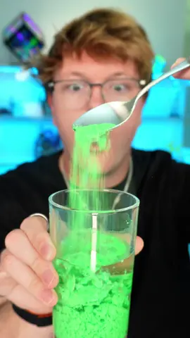 this sand doesn’t get wet… even under water 😳 you have to see what happens when i pull it back out #Tech #gadget #science #oddlysatisfying #weirdproducts 