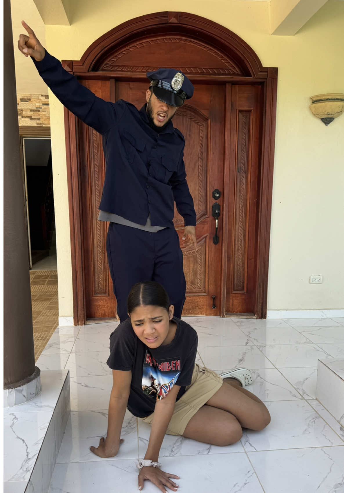 😳 Humilló a esta niña sin imaginar que era la hija de la jefa… ¡y mira cómo reaccionó! 💥👧🏻