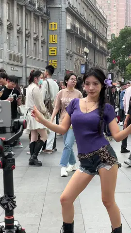 跳段女团舞 户外尬舞 无美颜第三视角 欢迎来抖音看我直播 #阿梓不可爱 #四川牛一飞 #dance #chinesegirl #getoutmyhead 