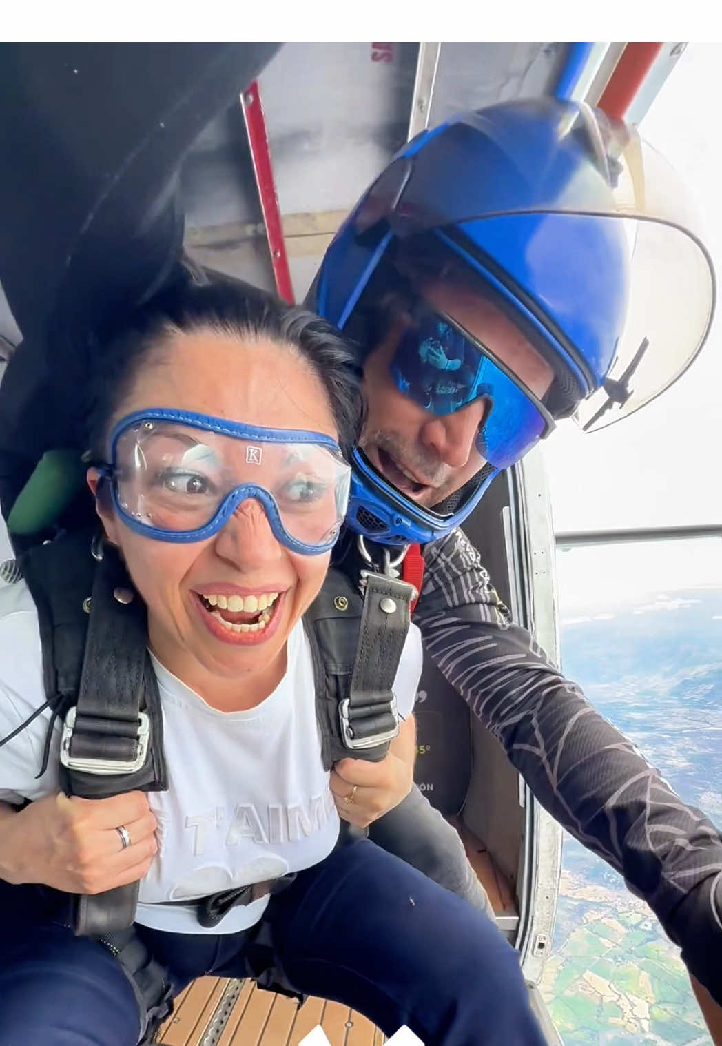 ¡Sáltate el miedo, grita con todo y déjalo ir en el viento! Desde que sales del avión, cada segundo es pura adrenalina. Libérate, vibra alto… y que el cielo escuche tus ganas de vivir. 💥 ¿Listo para sentirte más vivo que nunca? #parati #xieloskydive #paracaidismo #fyp #skydiving #skydive #volar #experiencia #adrenalina 