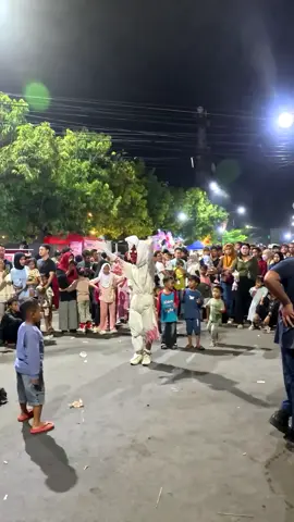 Perhatikan bocil yang pake baju biru, asyik banget  Pocong Viral Indramayu  #fyp #viral #pocongviral #poconglucu #pocongjoged #poconggaul #pocongdj #pocongmodern #pocongindramayu #pocongjembetkaret #pocongjembet #pocongganjen #joged #jogedviral #jogedlucu #lucu #jogedpocong #alunalun #alunalunindramayu  #trendingnow #wewe #wewegombel #cosplay #badut #viralreels #trendingnow #horeg #soundhoreg #soundhoregharam #jalurpacu