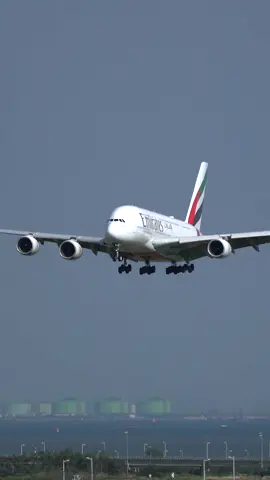 O A380 é sempre magnífico _ A380 da Emirates pousa em Incheon _ Aterrissando no Aeroporto de Incheon #shorts #a380 #avião #emirates #a380 #airbusa380 #avion #avião360 