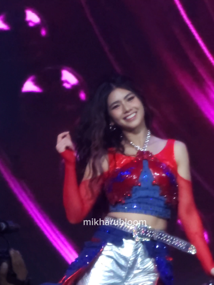 MIKHA SALAMIN SALAMIN FANCAM @MIKHA LIM. #AlagangSukiFestWithBINI #BINIxUNILAB #MIKHA #mikhafancam #MIKHALIM 