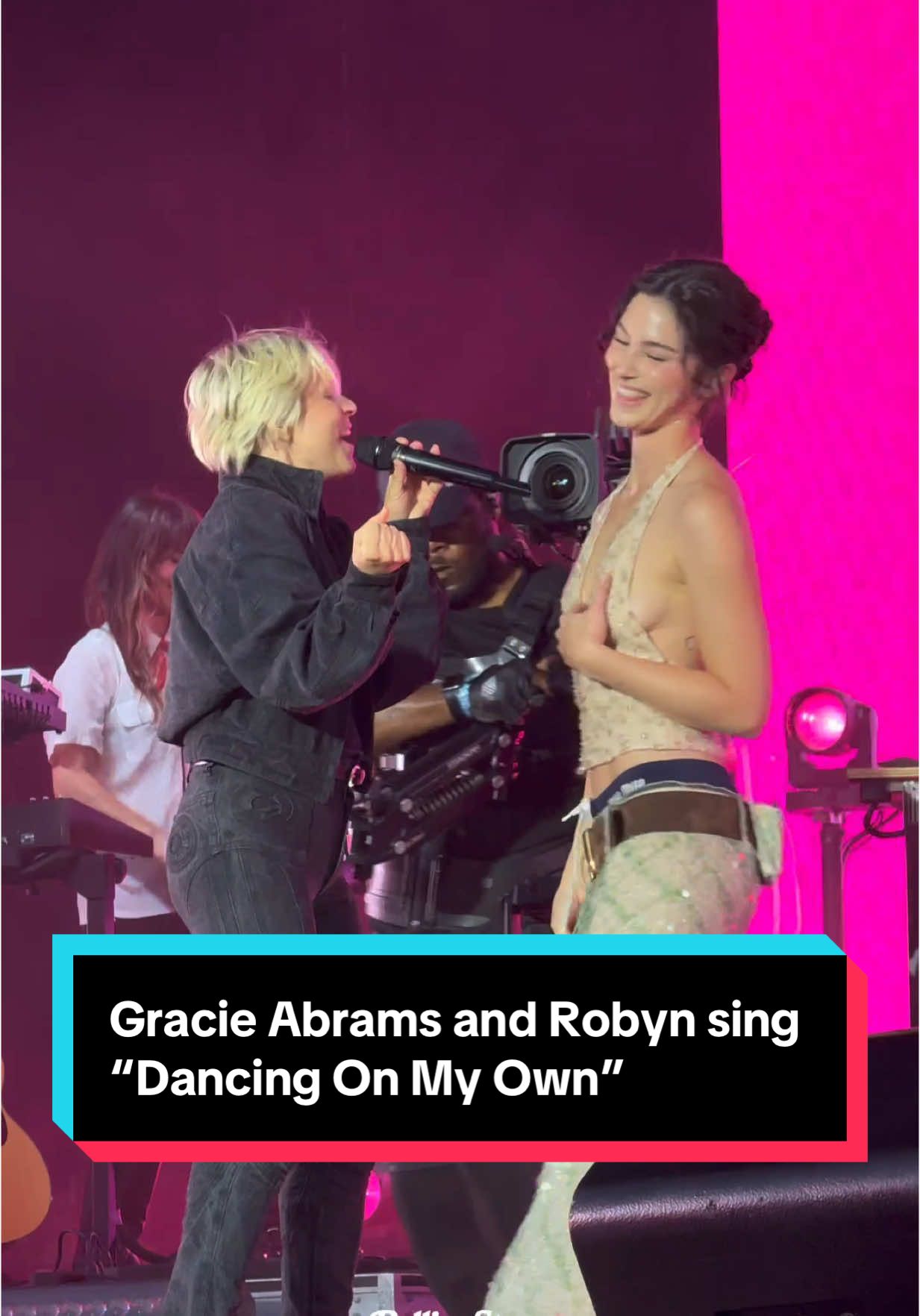 @gracie abrams x @Robyn 😭😭😭 @Lollapalooza USA #dancingonmyown #gracieabrams #gracieabramstour #robyn #girls #girlshbo #lollapalooza #gracieabramsedit #fyp 