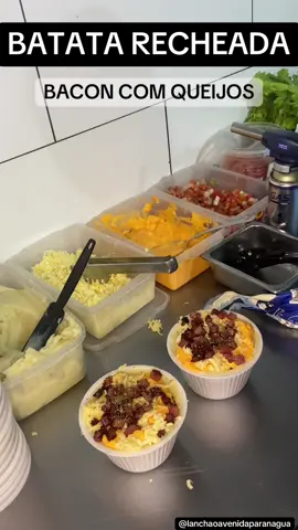 🥔✨ Essa batata recheada de bacon com queijos tá um escândalo de sabor! Feita com purê de batata bem temperadinho, 200g de bacon crocante, requeijão, cheddar cremoso e muuuito queijo derretido! 💥 É impossível resistir! 😍 Quem aí já tá com água na boca? #BatataRecheada #BaconComQueijo #DelíciaNoPote #LanchãoAvenida #BatataPower #ComidaDeVerdade #BatataCremosa #SaborDemais #VemProLanchão