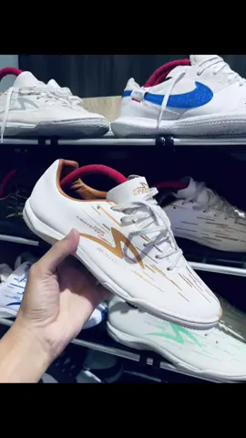 White gold size 42, minus pasing tipis/ tali getas dikit #promoseruweekend #lightspeedreborn #promomakangajian #s3condshoes #sepatufutsal #reborn 