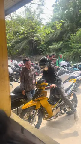 Ngebul bersama lord @alulNT & @𝓟𝓾𝓽𝓻𝓲𝓲𝓥𝓪𝓷𝓮𝓼𝓼𝓪🥀💔 💨💨 #125z #platktstyle #2stroke #platktiniboss #lordalul #fyppppppppppppppppppppppp #125zr_loverz #2strokeindonesia #underbone #sunmori 