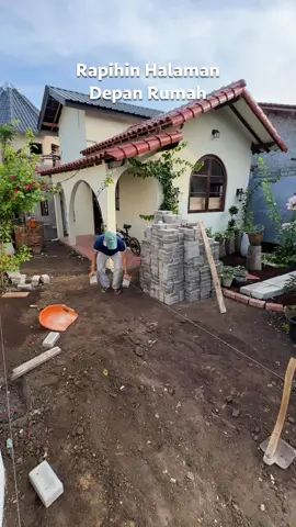 Akhirnya halaman depan mulai kebentuk dan rapih 🏡  Aku kombinasiin paving block dan rumput biar tetap fungsional tapi adem. Bagian garasi full paving, sisanya pakai rumput gajah mini dan bisa nanem taneman lain biar gak keliatan gersang :) btw ada ide taneman gak buat di pinggir-pinggir batunya? bantu komen ya ✨