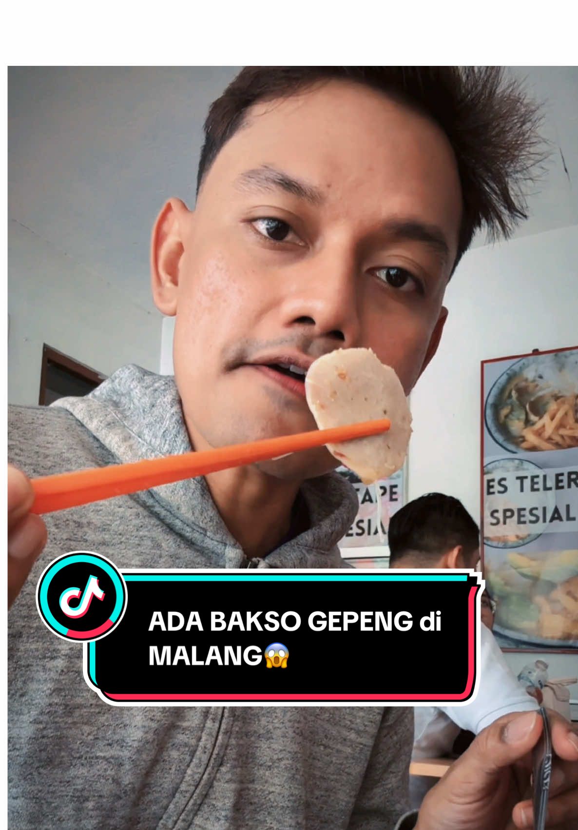 Bakso Gepeng 888, salah satu chinese food yg menurutku unik banget yg ada di Malang. Soal rasa udah ga usah ditanya lagi. Teksturnya lembut dan kuahnya gurih bgtt. Selain itu ada juga menu andalannya Es Alpukat Coklat yg bikin seger disaat cuaca ngga menentu kayak km🔥 #CapCut #kulinermalang #fyp #foryourpage #malang #baksogepeng888malang #4u #bcaxyz 