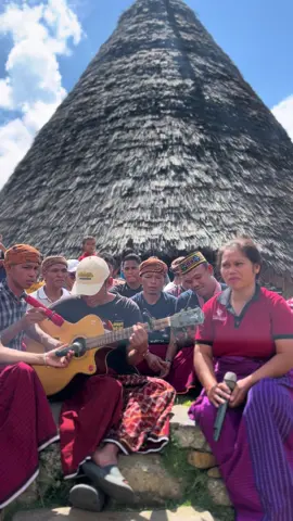 Kole Beo dengan keluarga Rumah Asuh Jakarta #mamapanggilpulang  #waerebovillage  #waerebo  #labuanbajo  #flores 